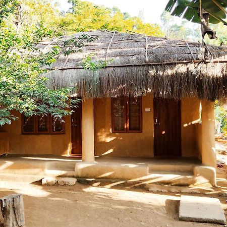 Cosmic Mud House Kanthalloor Exterior photo