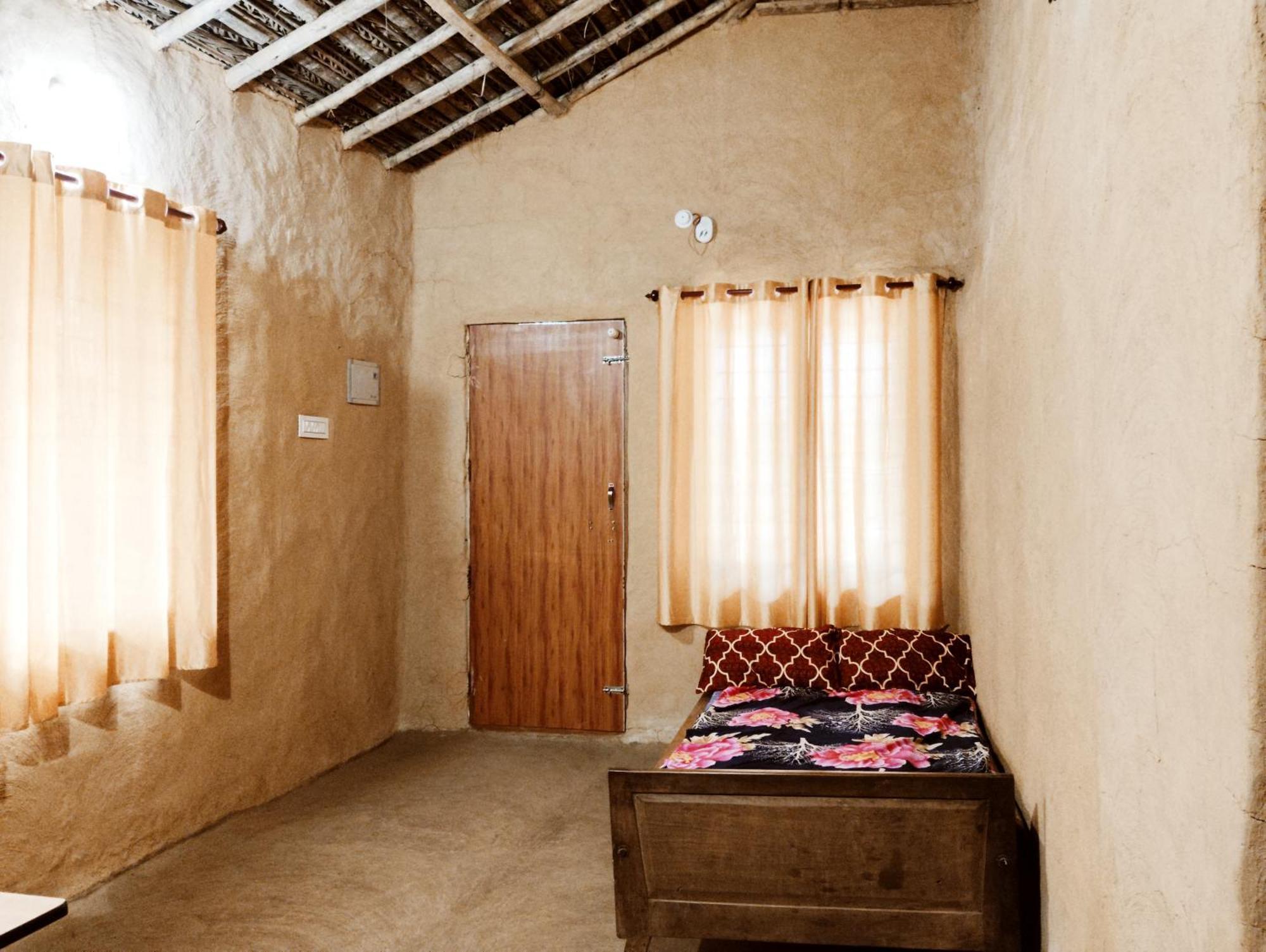 Cosmic Mud House Kanthalloor Exterior photo