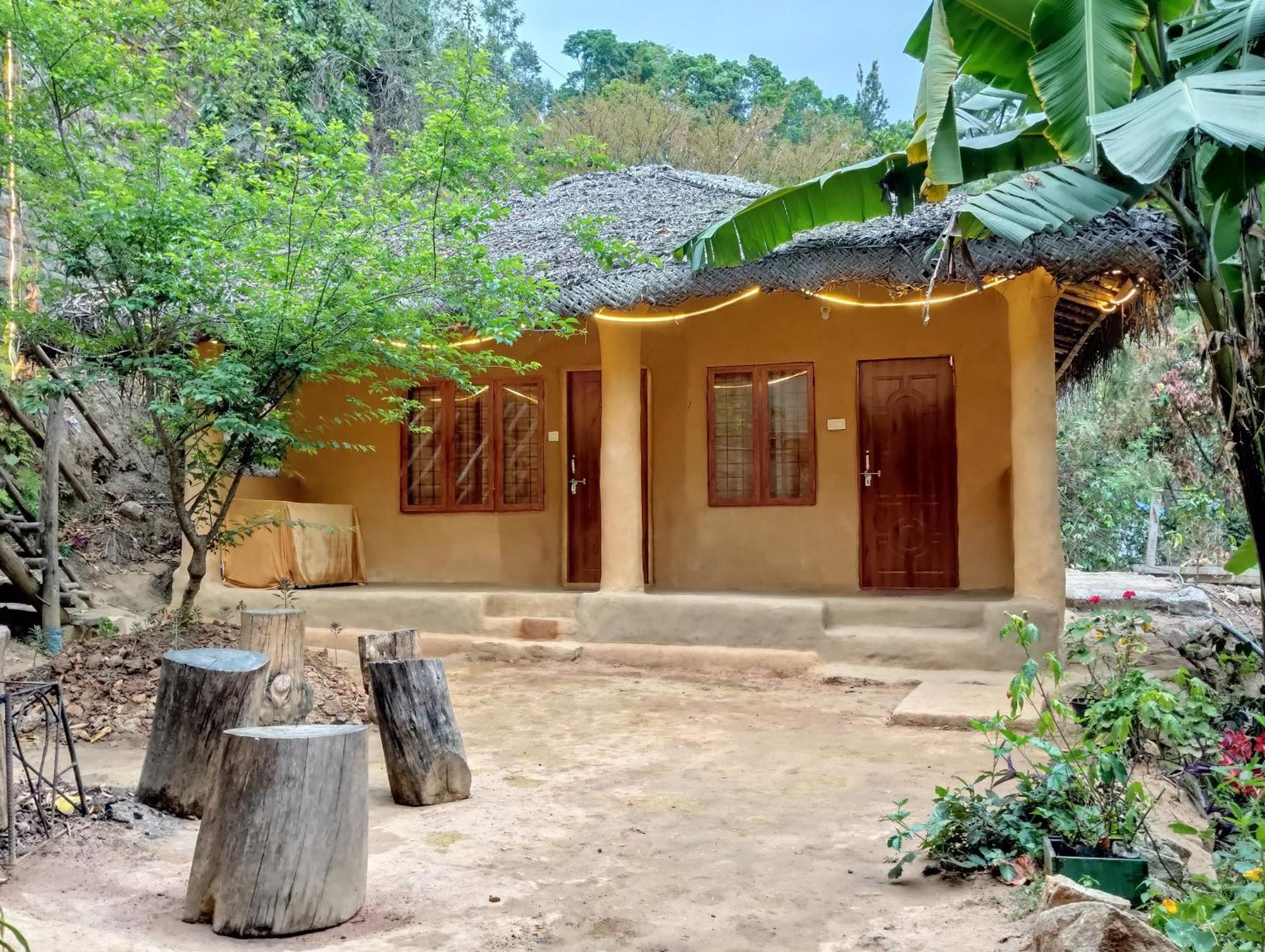 Cosmic Mud House Kanthalloor Room photo